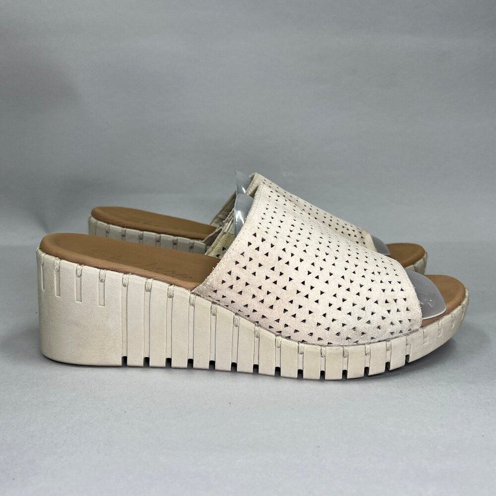 Skechers Women's Size 10βTan Suede Perforatedβ Wedge Sandals